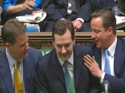 George Osborne (C) con el vice primer ministro Nick Clegg (I) y David Cameron (D) antes de anunciar el presupuesto. REUTERS  /