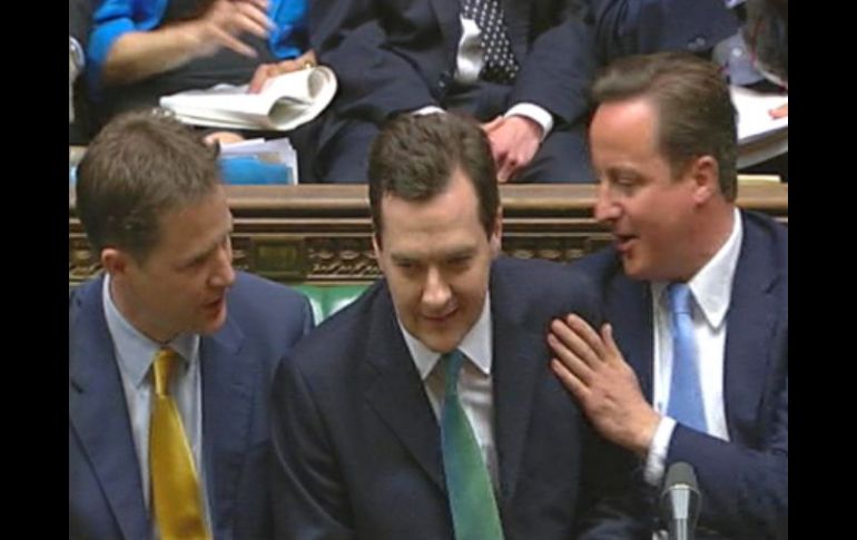 George Osborne (C) con el vice primer ministro Nick Clegg (I) y David Cameron (D) antes de anunciar el presupuesto. REUTERS  /