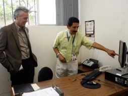 Raymundo Martín del Campo (der.) director del Centro de Salud Rosales, muestra la implementación del expediente electrónico. M. FREYRIA  /