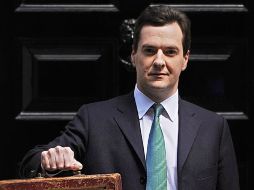 George Osborne, ministro de Economía, muestra el maletín con los ajustes a la política de gasto británica. AFP  /