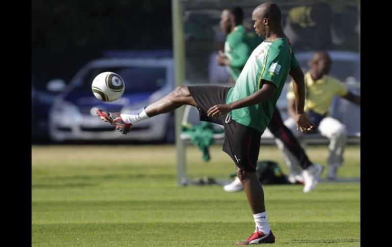 Samuel Eto'o preparándose para su último enfrentamiento en el Mundial de Sudáfrica 2010. AP  /