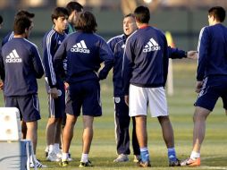 El entrenador de la Selección de Paraguay Gerardo Martino dirige a sus jugadores durante el entrenamiento. EFE  /