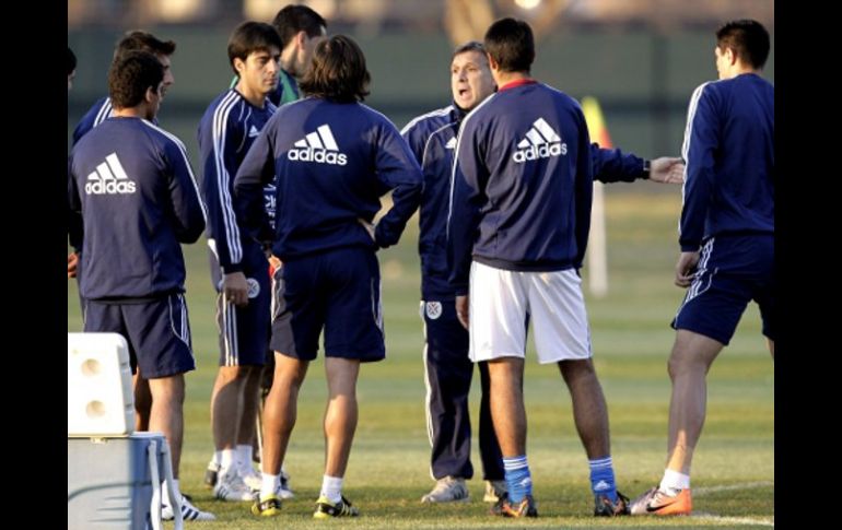 El entrenador de la Selección de Paraguay Gerardo Martino dirige a sus jugadores durante el entrenamiento. EFE  /