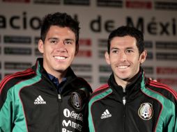 Los jugadores mexicanos Israel Catro y Héctor Moreno durante una rueda de prensa, después del entrenamiento de hoy. EFE  /