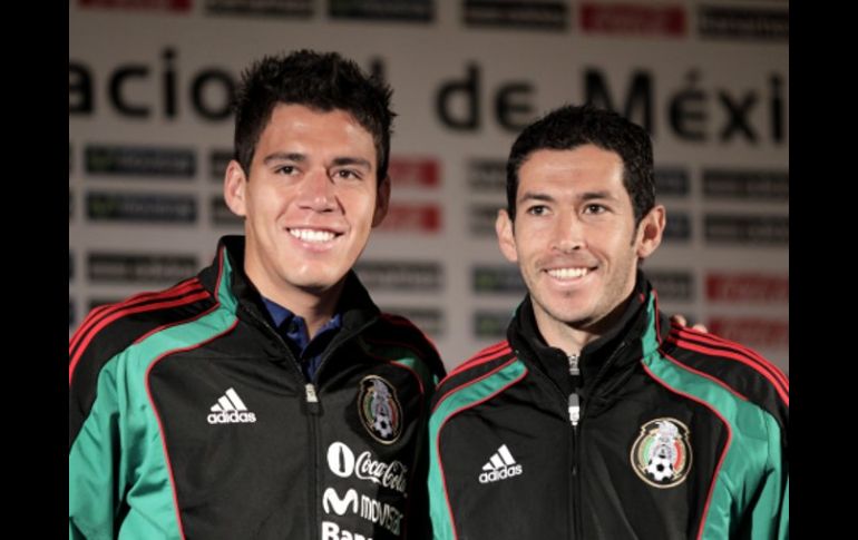 Los jugadores mexicanos Israel Catro y Héctor Moreno durante una rueda de prensa, después del entrenamiento de hoy. EFE  /