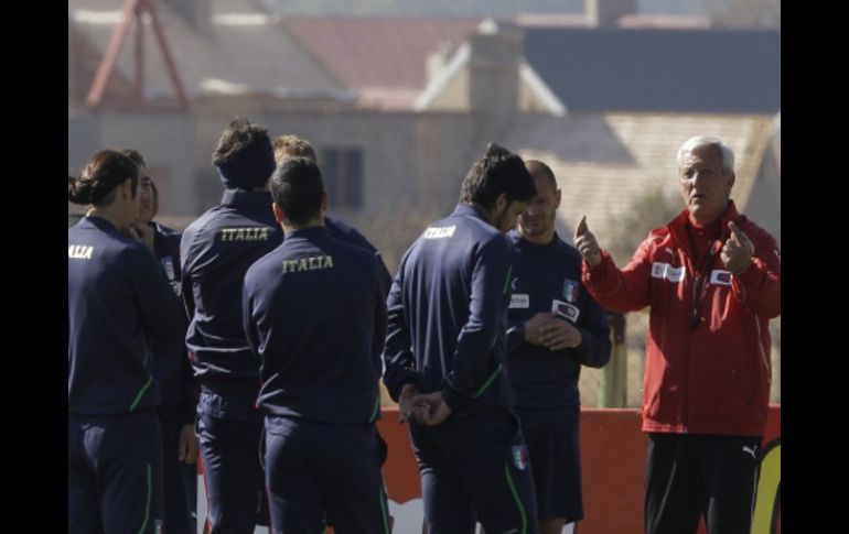 El seleccionador Marcello Lippi dando instrucciones a sus jugadores italianos durante el entrenamiento. AP  /