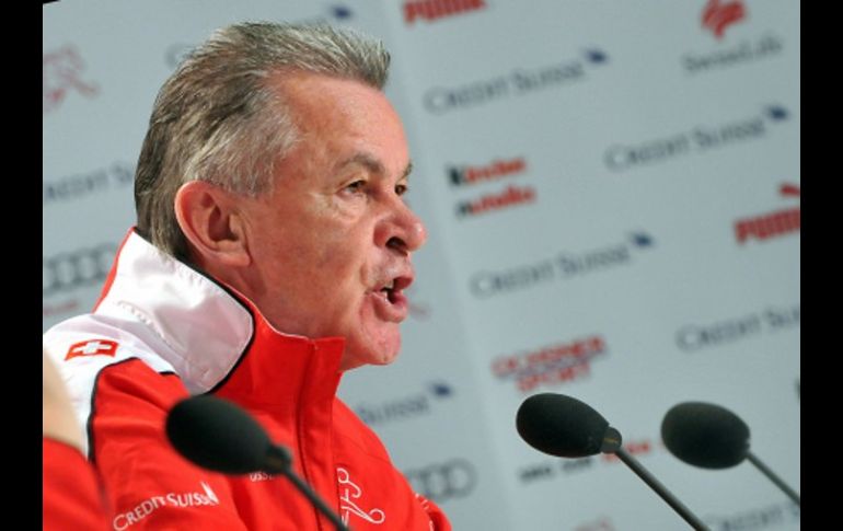 El técnco Suiza Ottmar Hitzfeld, ofreció una rueda de prensa, en donde habló del próximo encuentro de su equipo seleccionado. AFP  /