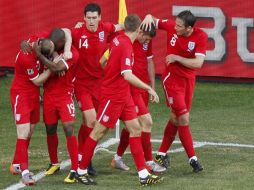Los jugadores de la Selección de Inglaterra  festejan el gol de la victoria ante Eslovenia. EFE  /