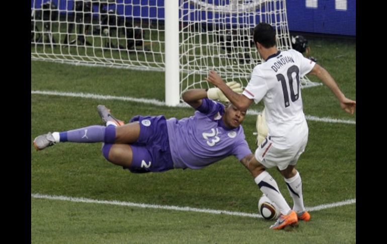 Acción de la jugada del estadounidense Donovan con la que consiguió el gol. AFP  /