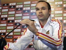 Andres Iniesta durante una rueda de prensa en donde confirmó su buen estado de salud y sus ganas por vencer a Chile. AFP  /