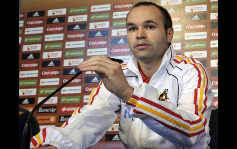 Andres Iniesta durante una rueda de prensa en donde confirmó su buen estado de salud y sus ganas por vencer a Chile. AFP  /