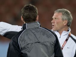 Richard Herbert (der) da instrucciones durante la práctica de los Kiwis. AFP  /