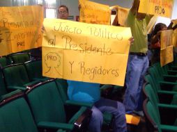 Aspecto de la manifestación en el interior del Ayuntamiento de Zapopan. L. NAVARRO  /