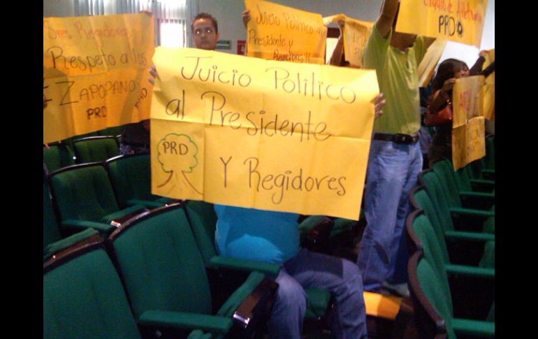 Aspecto de la manifestación en el interior del Ayuntamiento de Zapopan. L. NAVARRO  /