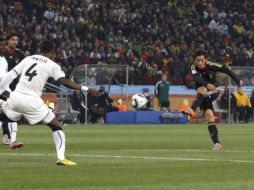 Mesut Oezil (der) de Alemania marca el 1-0 contra Ghana . EFE  /