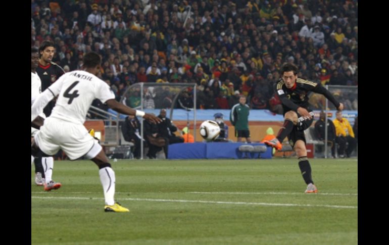 Mesut Oezil (der) de Alemania marca el 1-0 contra Ghana . EFE  /