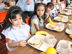 El DIF cambió el menú de Desayunos Escolares incluyendo la fruta fresca, en favor del combate a la obesidad infantil. ESPECIAL  /