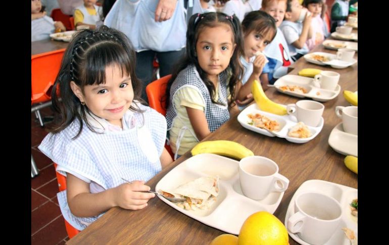 El DIF cambió el menú de Desayunos Escolares incluyendo la fruta fresca, en favor del combate a la obesidad infantil. ESPECIAL  /