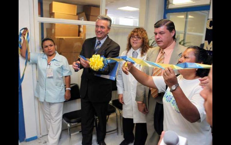 Alfonso Petersen fue el encargado de inaugurar la Clínica de Memoria en el Hospital General de Occidente. ESPECIAL  /