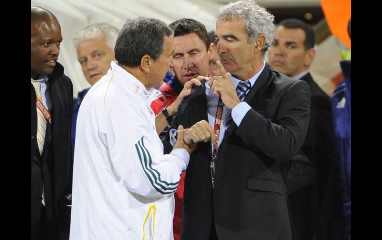 El técnico Raymond Domenech (der.), le negó el saludo a Parreira (izq.). REUTERS  /