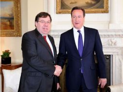 El primer ministro británico, David Cameron, con su homólogo irlandés, Brian Cowen, momentos antes de su reunión. EFE  /