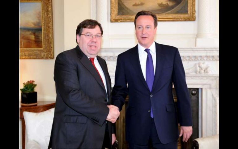 El primer ministro británico, David Cameron, con su homólogo irlandés, Brian Cowen, momentos antes de su reunión. EFE  /