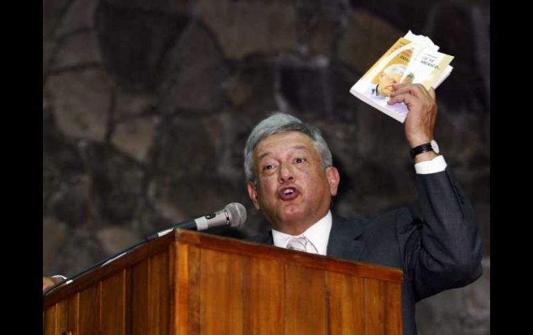 Andrés Manuel López Obrador presentó su libro en el Centro Universitario de Ciencias Sociales y Humanidades. E. BARRERA  /