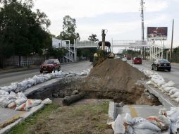 Ya se encuentran reparando el hoyanco que se formó ayer en el camellón de Prolongación López Mateos. M. FREYRÍA  /