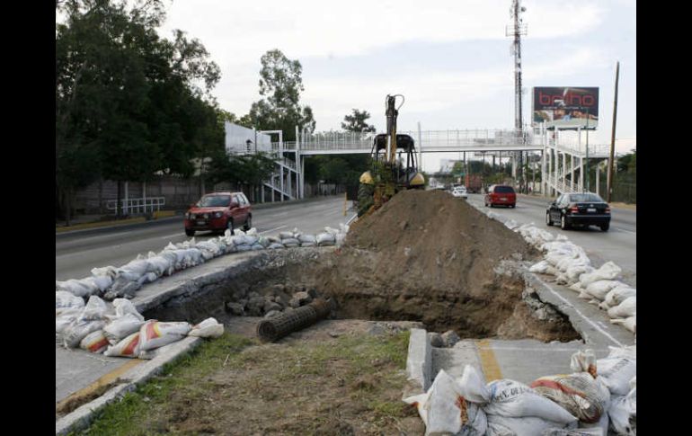 Ya se encuentran reparando el hoyanco que se formó ayer en el camellón de Prolongación López Mateos. M. FREYRÍA  /