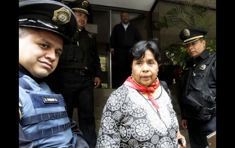 María Trinidad, madre de América, fue a ver a su hija, que se encuentra en la sede diplomática de Venezuela. EL UNIVERSAL  /