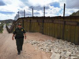 Un oficial de la Border Patrol hace su ronda de vigilancia en Nogales, Arizona. AFP  /