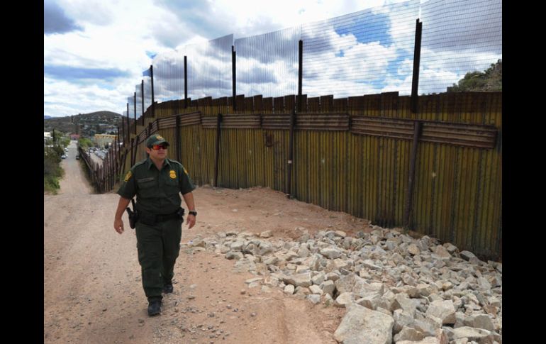 Un oficial de la Border Patrol hace su ronda de vigilancia en Nogales, Arizona. AFP  /