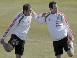 Gerardo Torrado (der.) junto a Cuauhtémoc Blanco, en la sesión de entrenamientos de hoy. EFE  /