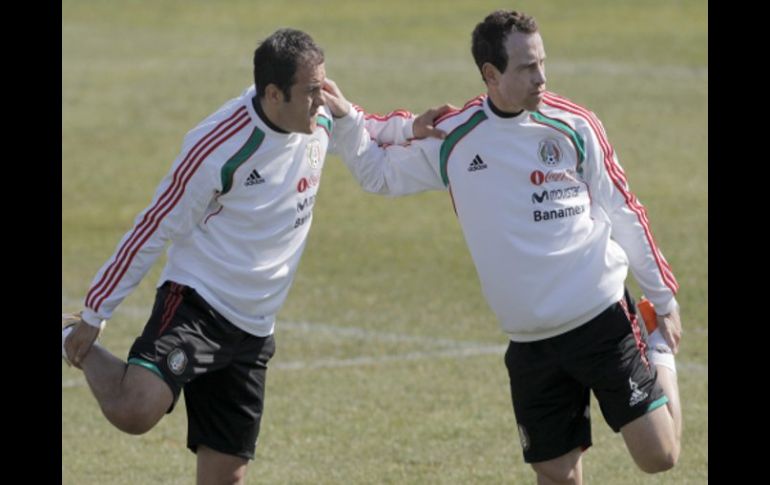 Gerardo Torrado (der.) junto a Cuauhtémoc Blanco, en la sesión de entrenamientos de hoy. EFE  /