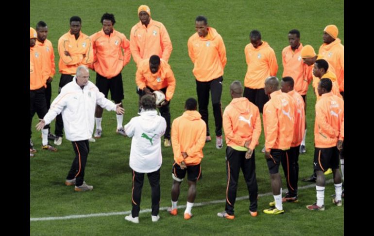 Los jugadores de la Selección de Costa de Marfil en el entrenamiento de hoy. AP  /