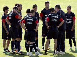 Marcelo Bielsa charla con su jugadores en la preparación para el partido ante España. EFE  /