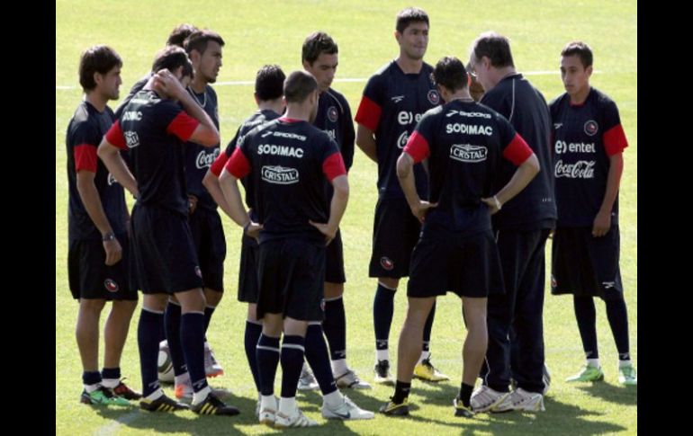 Marcelo Bielsa charla con su jugadores en la preparación para el partido ante España. EFE  /