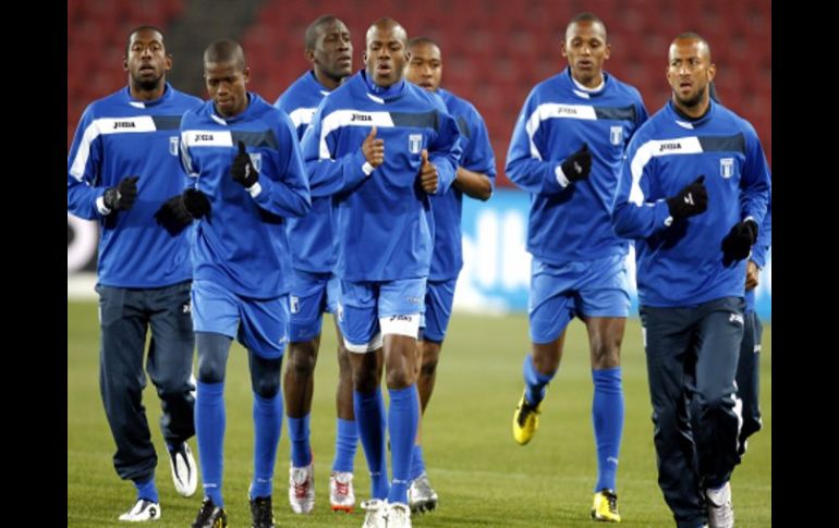 Los seleccionados de Honduras entrenan para no ser eliminados en su encuentro ante Suiza. EFE  /