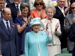 La reina Isabel II saluda a los asistentes a Wimbledon. EFE  /