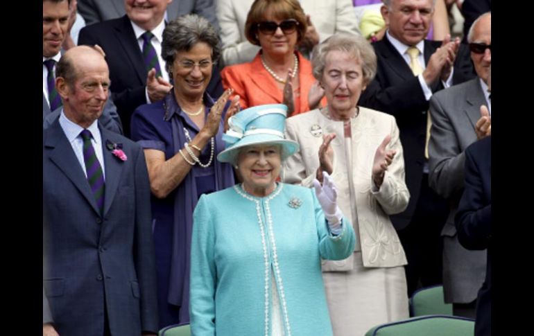 La reina Isabel II saluda a los asistentes a Wimbledon. EFE  /