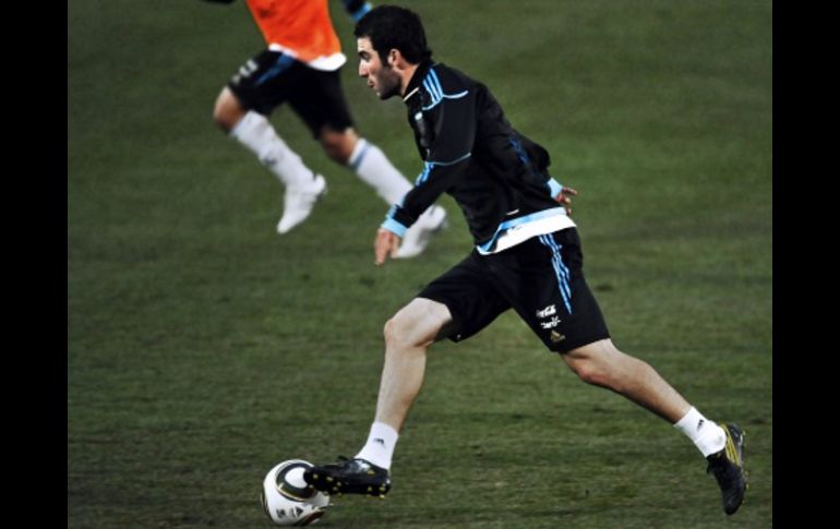 El jugador argentino Gonzalo Higuain en la sesión de entrenamientos. AFP  /