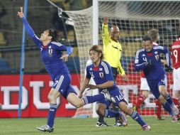 Japón festeja el triunfo sobre Dinamarca. REUTERS  /