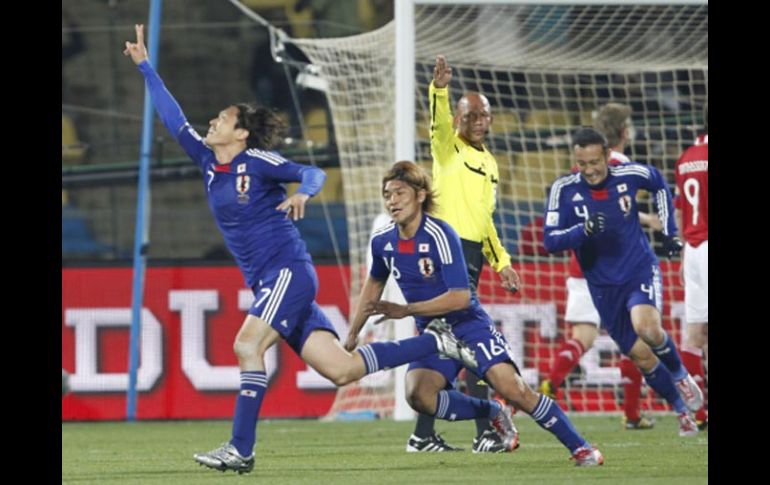 Japón festeja el triunfo sobre Dinamarca. REUTERS  /