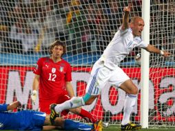 El jugador eslovaco Robert Vittek celebra el 2-0 ante Italia. EFE  /