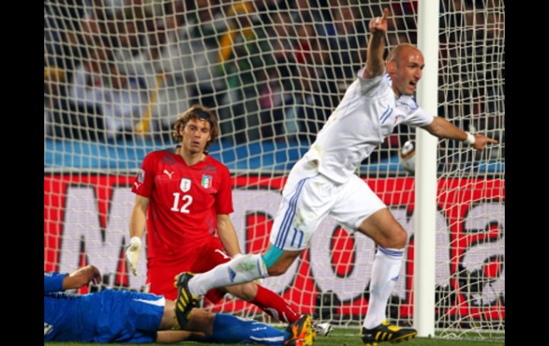 El jugador eslovaco Robert Vittek celebra el 2-0 ante Italia. EFE  /