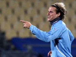 El jugador de la Selección uruguaya Diego Forlán, calienta durante una sesión de entrenamientos. EFE  /