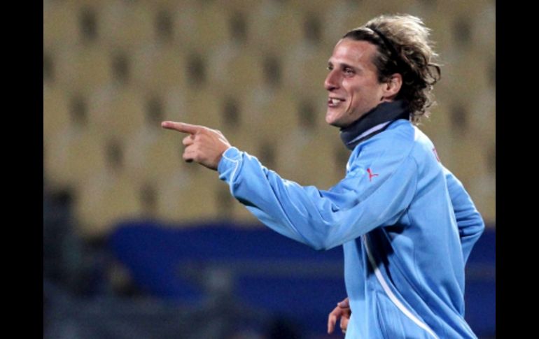 El jugador de la Selección uruguaya Diego Forlán, calienta durante una sesión de entrenamientos. EFE  /