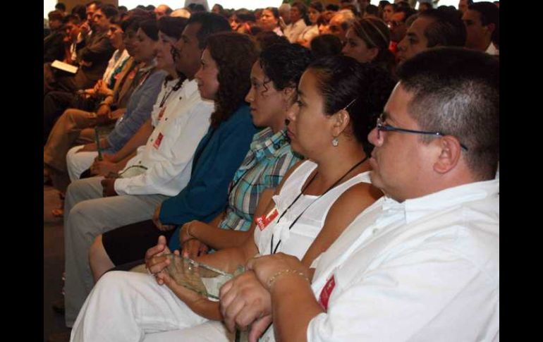 Participantes de la clausura del Ciclo Escolar 2009-2010 del Programa Escuela para Padres, ayer en el Trompo Mágico. A. CAMACHO  /