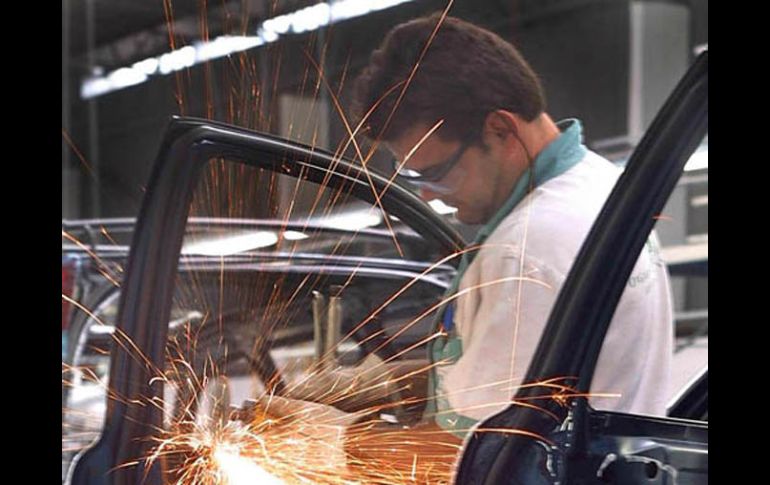 Representantes de la industria automotriz ven favorable la eliminación de la tenencia. AFP  /