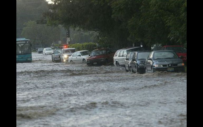 La lluvia de esta noche en la Zona Metropolitana de Guadalajara ha ocasionado inundaciones de hasta 40 centímetros. ARCHIVO  /